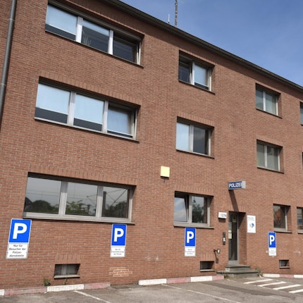 Außenansicht der Polizeiwache an der Aachener Straße in Köln-Weiden