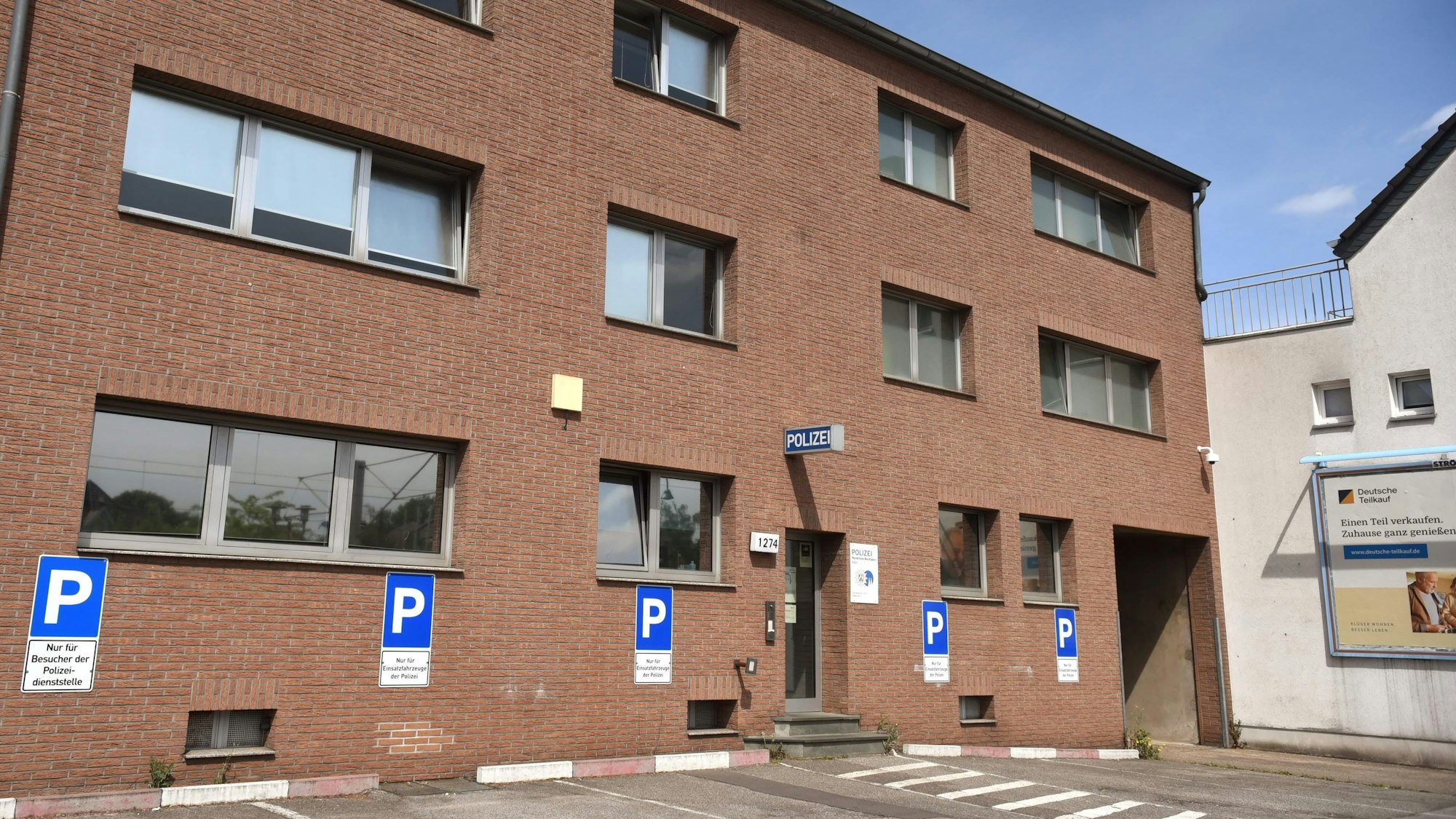 Außenansicht der Polizeiwache an der Aachener Straße in Köln-Weiden