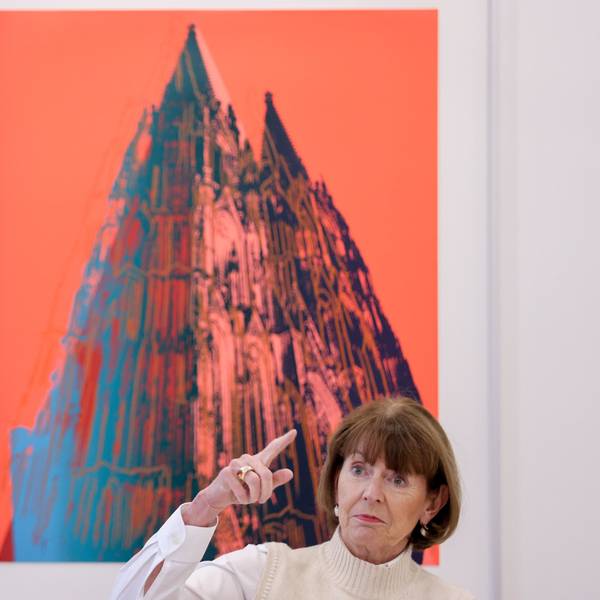 Fingerzeig nach oben? Henriette Reker, Oberbürgermeisterin der Stadt Köln, beim Interview mit dem „Kölner Stadt-Anzeiger“ im Historischen Rathaus.