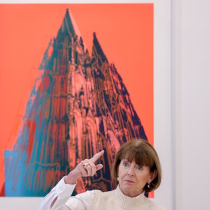 Fingerzeig nach oben? Henriette Reker, Oberbürgermeisterin der Stadt Köln, beim Interview mit dem „Kölner Stadt-Anzeiger“ im Historischen Rathaus.