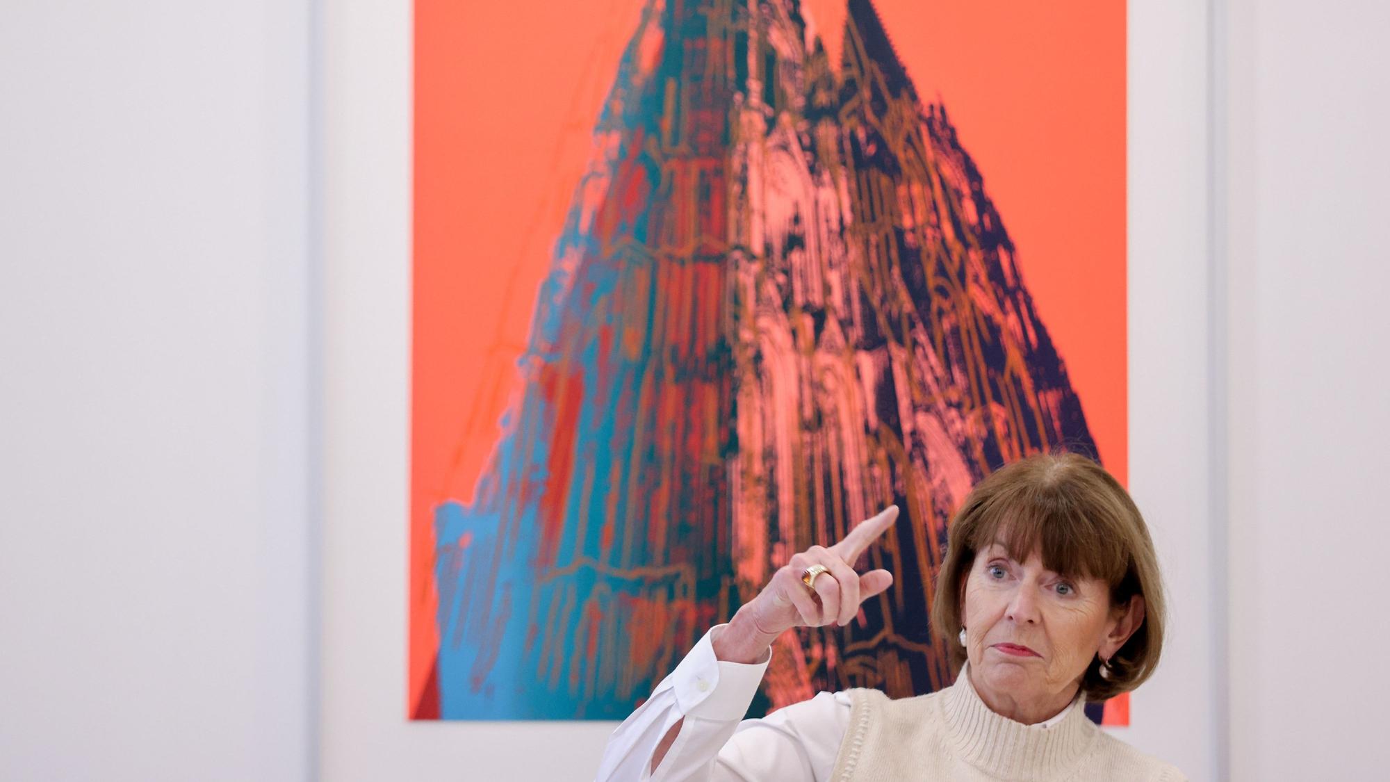 Fingerzeig nach oben? Henriette Reker, Oberbürgermeisterin der Stadt Köln, beim Interview mit dem „Kölner Stadt-Anzeiger“ im Historischen Rathaus.