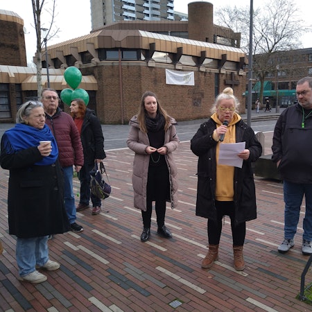 Michaela Zingen schilderte als Betroffene ihre Erfahrungen.