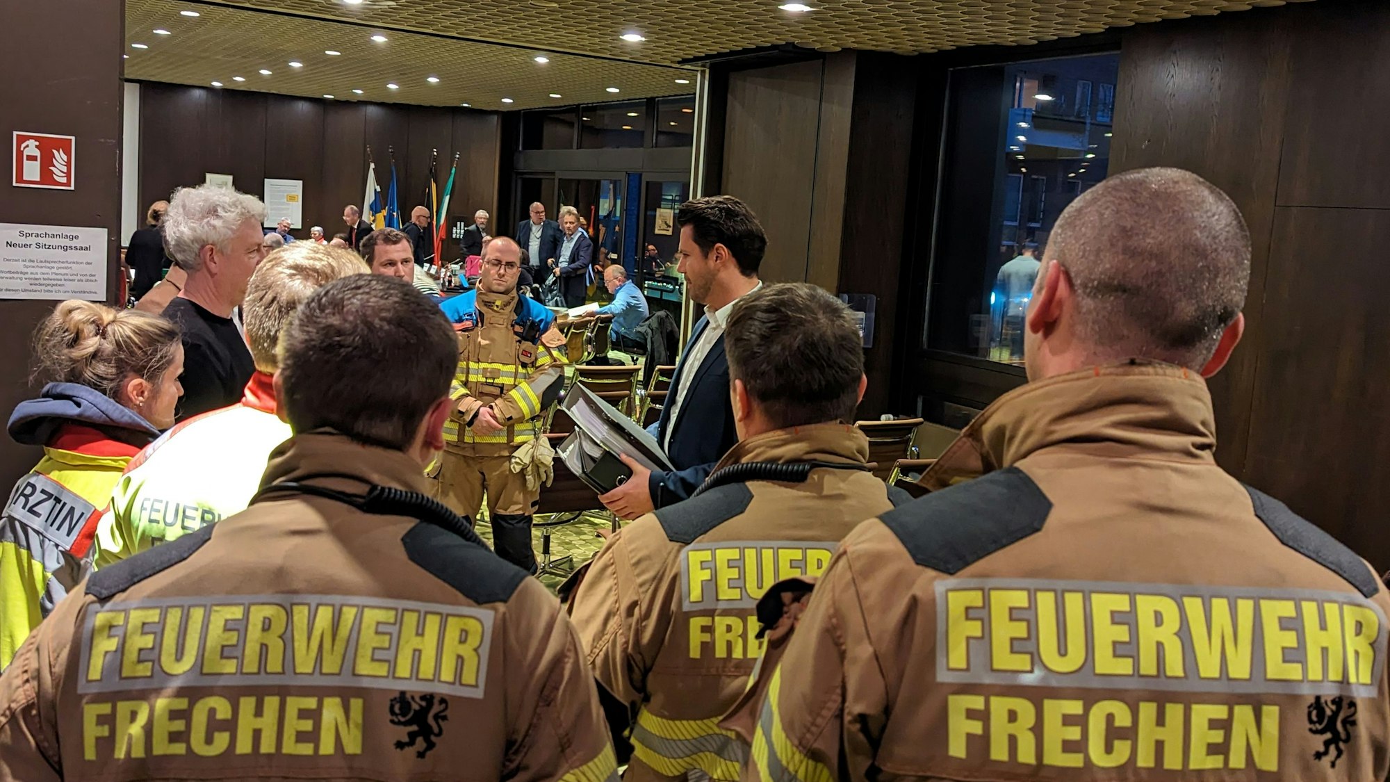 Auf dem Bild sind Feuerwehrleute zu sehen, die Protestschreiben übergeben.