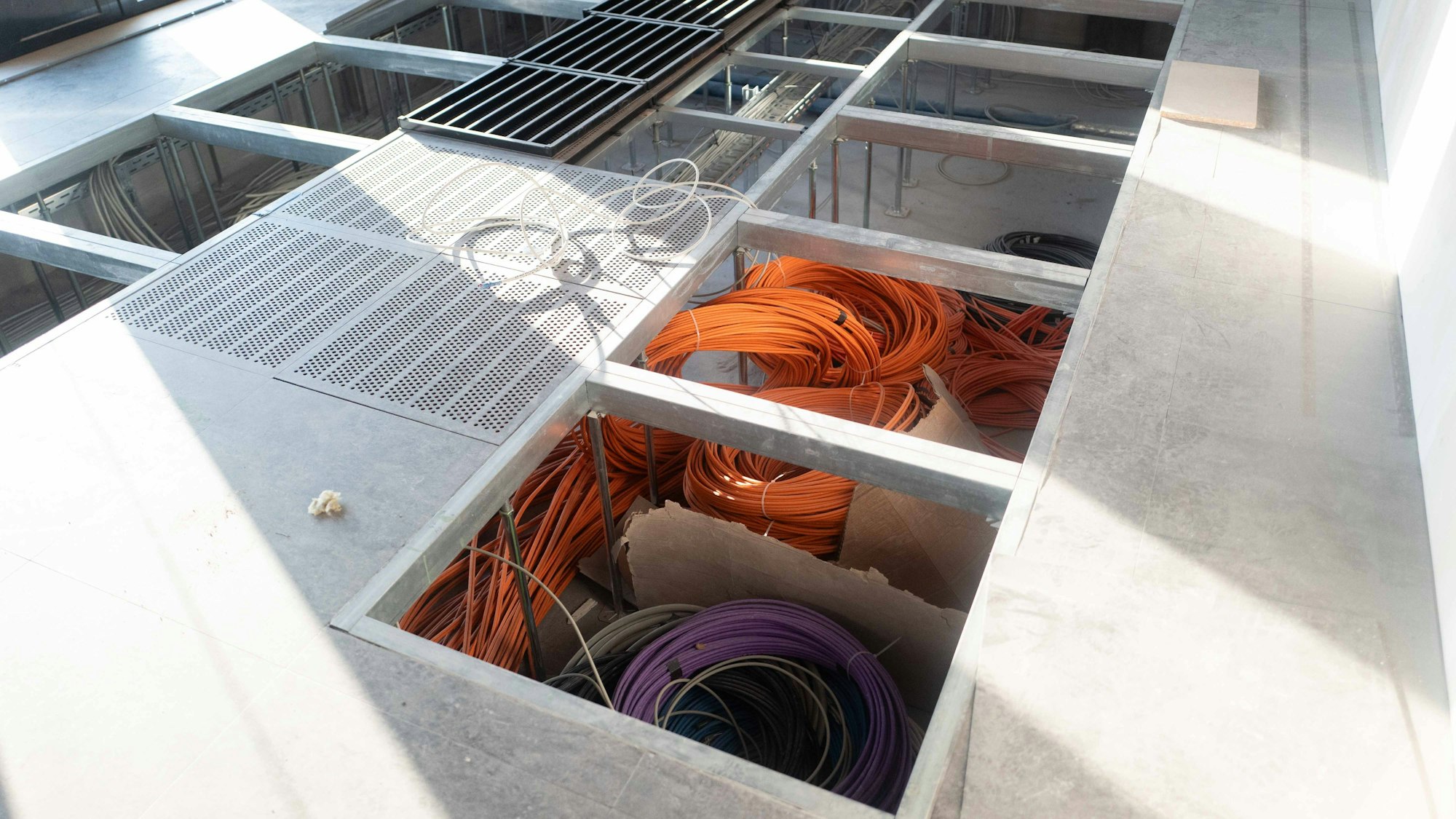 Das Bild zeigt geöffnete Kabelschächte für die neue Leitstelle.