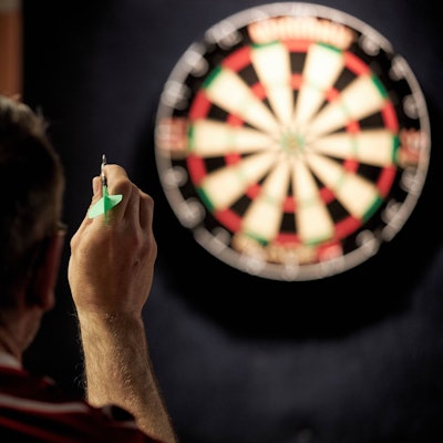 Dartspieler und Zielscheibe