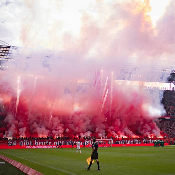 Vor dem Derby am 22. Oktober 2023gegen Gladbach brennen Anhänger des 1. FC Köln massenhaft Pyrotechnik ab.