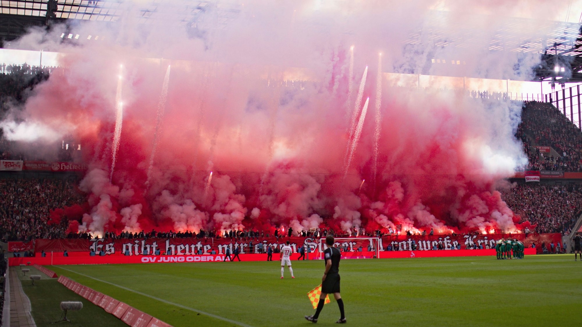 Vor dem Derby am 22. Oktober 2023gegen Gladbach brennen Anhänger des 1. FC Köln massenhaft Pyrotechnik ab.