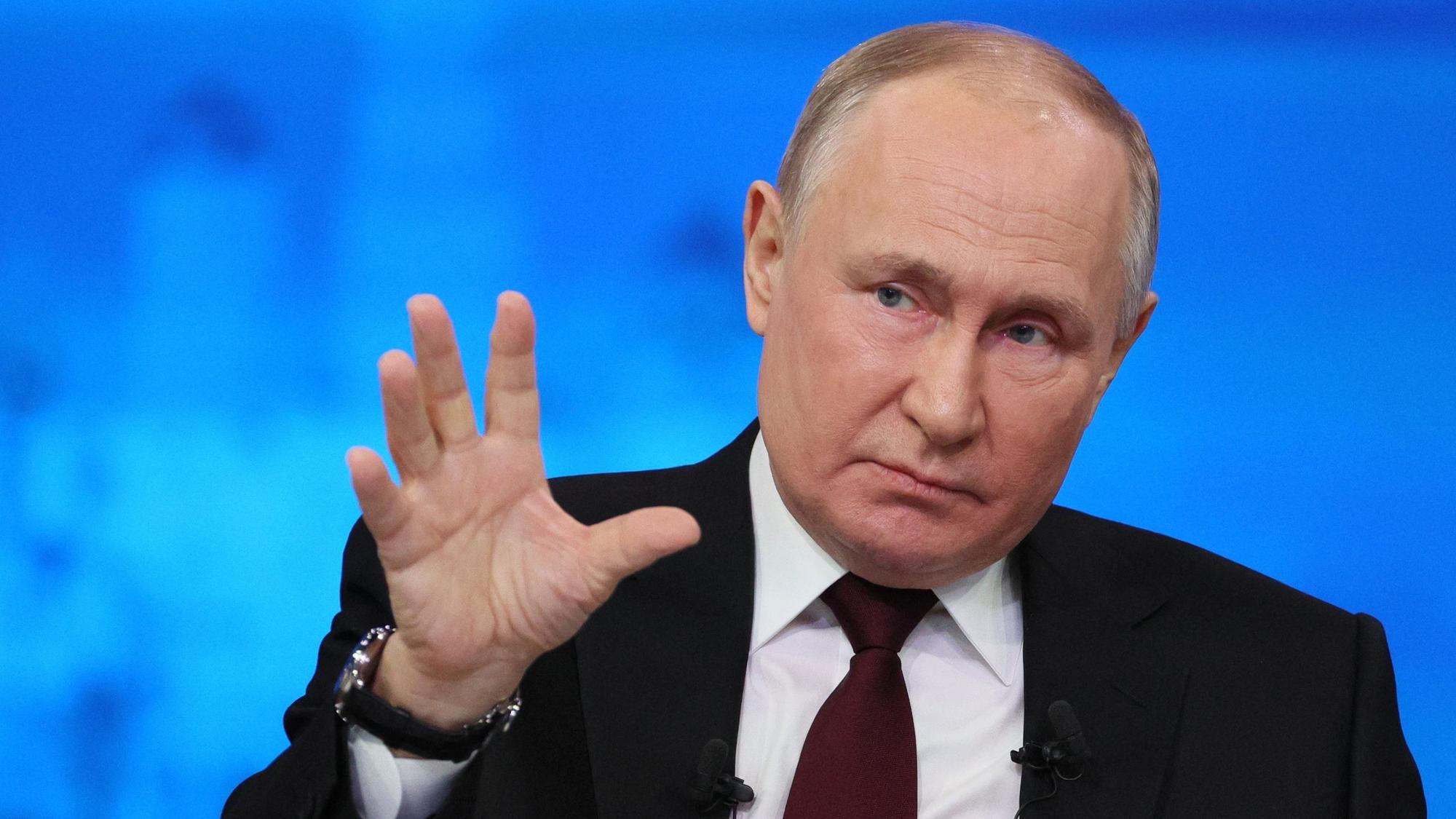 Wladimir Putin stellte sich beim „Direkten Draht“ ausgewählten Bürgerfragen live im russischen Staatsfernsehen. Der Kremlchef bekräftigte seine Kriegsziele.