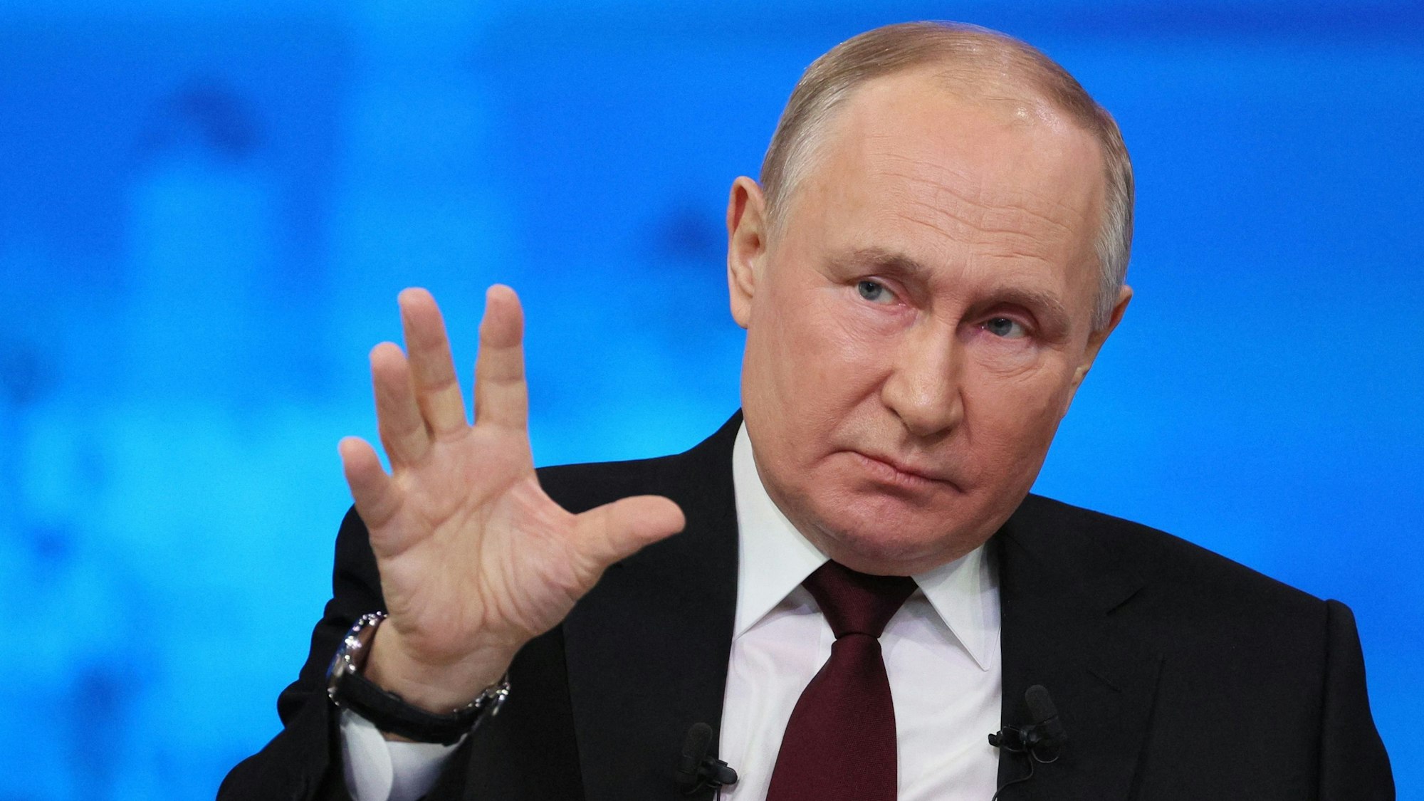 Wladimir Putin stellte sich beim „Direkten Draht“ ausgewählten Bürgerfragen live im russischen Staatsfernsehen. Der Kremlchef bekräftigte seine Kriegsziele.