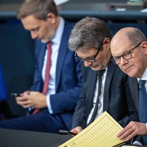 Berlin: Christian Lindner (l-r, FDP), Bundesminister der Finanzen, Robert Habeck (Bündnis 90/Die Grünen), Bundesminister für Wirtschaft und Klimaschutz, und Bundeskanzler Olaf Scholz (SPD) nehmen an der Sitzung des Bundestags mit der Regierungserklärung des Bundeskanzlers teil. In der Nacht haben sich die Ampelparteien auf einen Bundeshaushalt für das Jahr 2 2024 geeinigt.