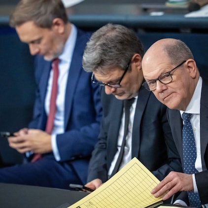 Berlin: Christian Lindner (l-r, FDP), Bundesminister der Finanzen, Robert Habeck (Bündnis 90/Die Grünen), Bundesminister für Wirtschaft und Klimaschutz, und Bundeskanzler Olaf Scholz (SPD) nehmen an der Sitzung des Bundestags mit der Regierungserklärung des Bundeskanzlers teil. In der Nacht haben sich die Ampelparteien auf einen Bundeshaushalt für das Jahr 2 2024 geeinigt.