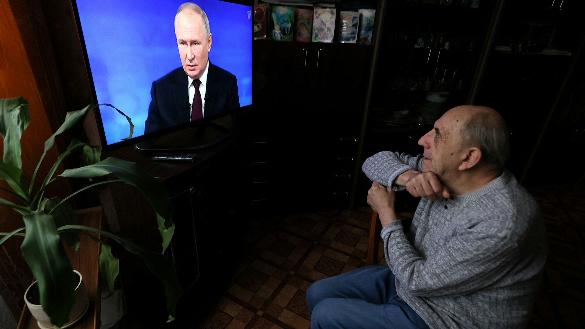 Hohe Einschaltquoten in Russland: Ein älterer Mann verfolgt Putins Pressekonferenz am heimischen TV-Gerät.