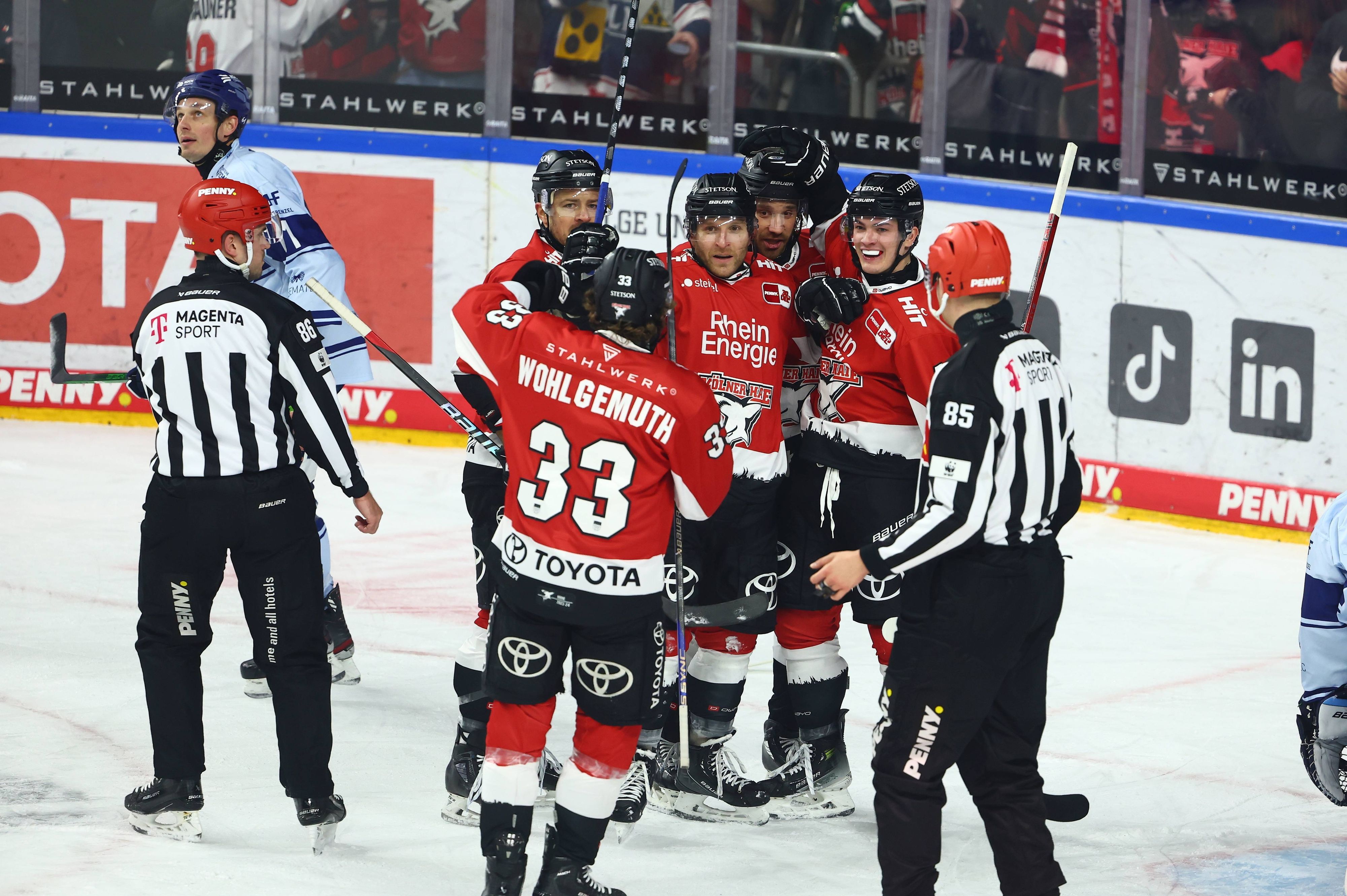 Die Kölner Haie feiern das 1:0 gegen Straubing.