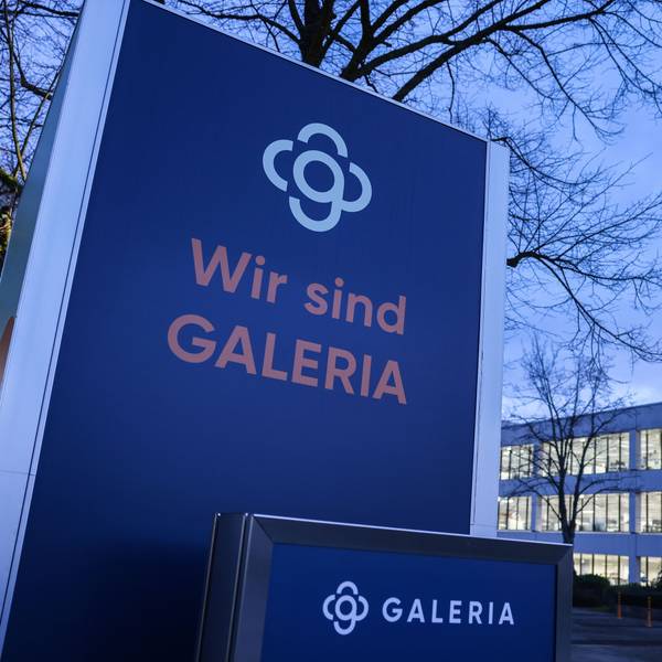 Ein Schild mit dem Logo des Warenhauskonzerns Galeria Karstadt Kaufhof steht vor der Firmenzentrale.
