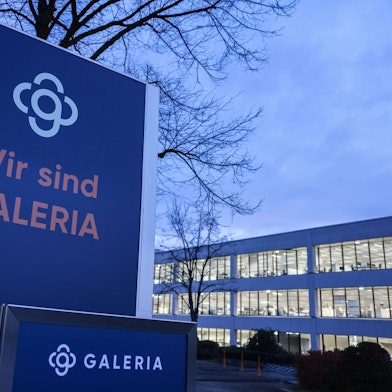 Ein Schild mit dem Logo des Warenhauskonzerns Galeria Karstadt Kaufhof steht vor der Firmenzentrale.
