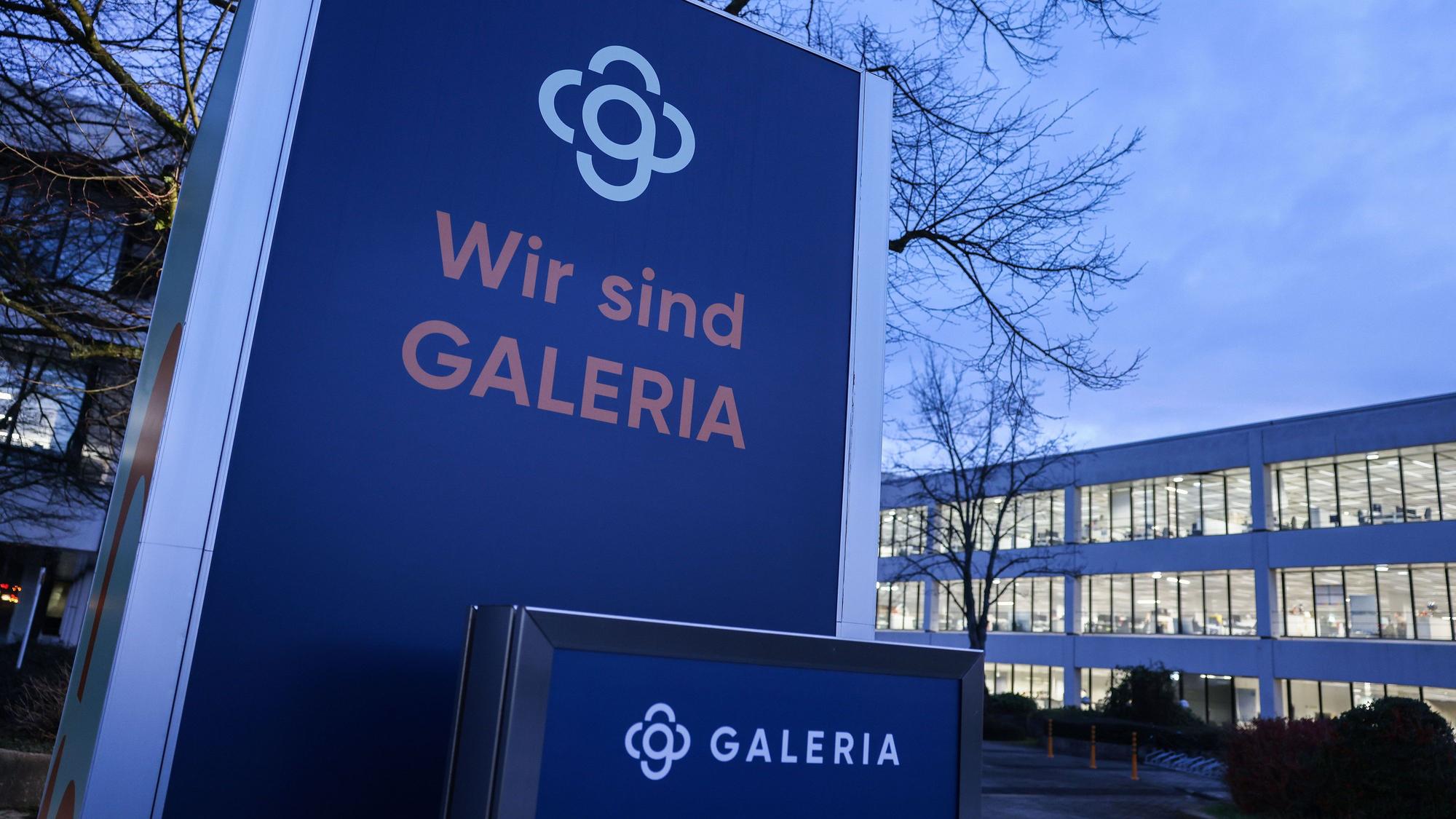 Ein Schild mit dem Logo des Warenhauskonzerns Galeria Karstadt Kaufhof steht vor der Firmenzentrale.