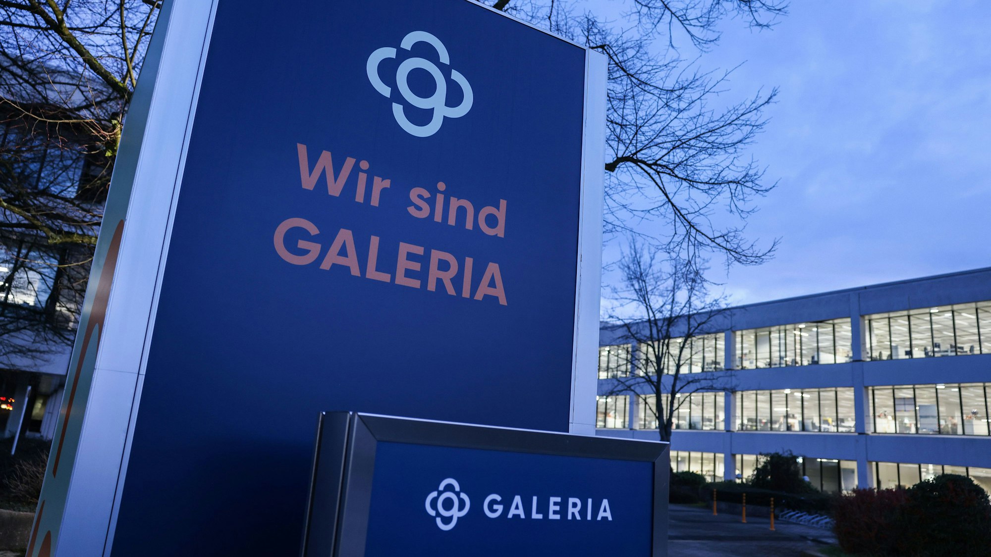 Ein Schild mit dem Logo des Warenhauskonzerns Galeria Karstadt Kaufhof steht vor der Firmenzentrale.