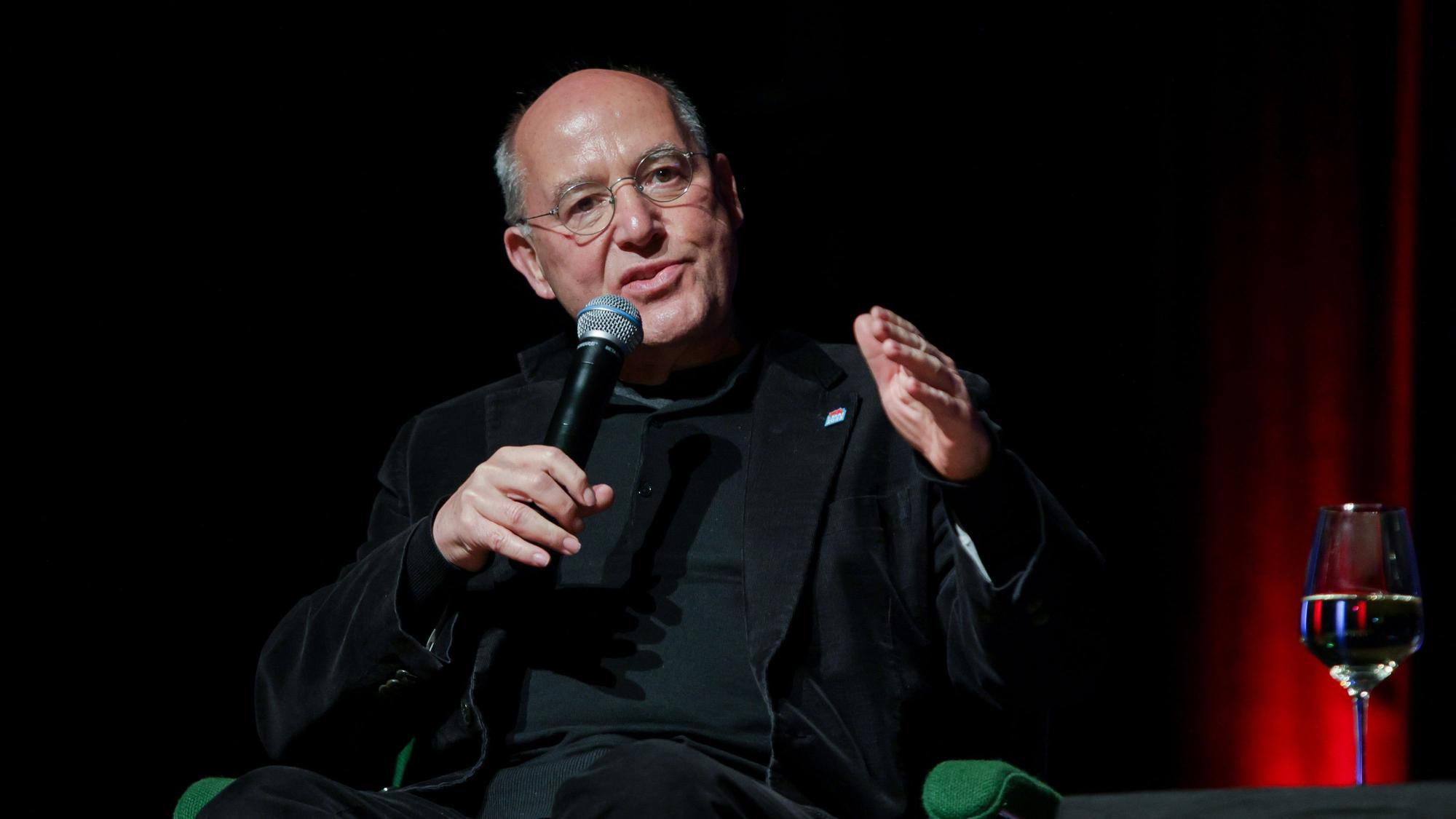 Gregor Gysi auf der Bühne der Stadthalle Mülheim, beim „Kanzlerduell der Herzen“ im Mai 2023 mit Martin Sonneborn.