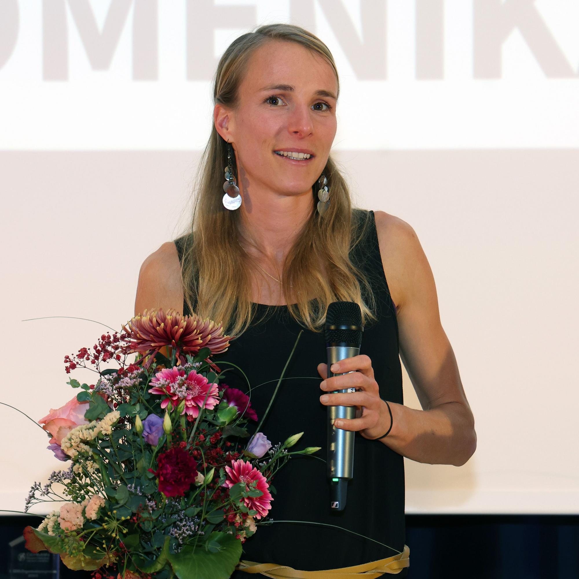 Domenika Mayer bekam Blumen bei der Ehrung