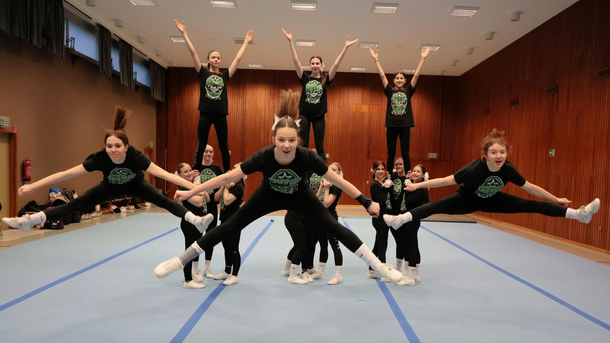 Mitglieder der Burscheider Cheerleadergruppe beim Training