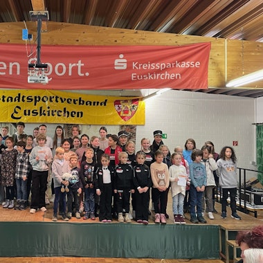 Das Bild zeigt zahlreiche junge Sportler auf der Bühne in der Schützenhalle in Kuchenheim.