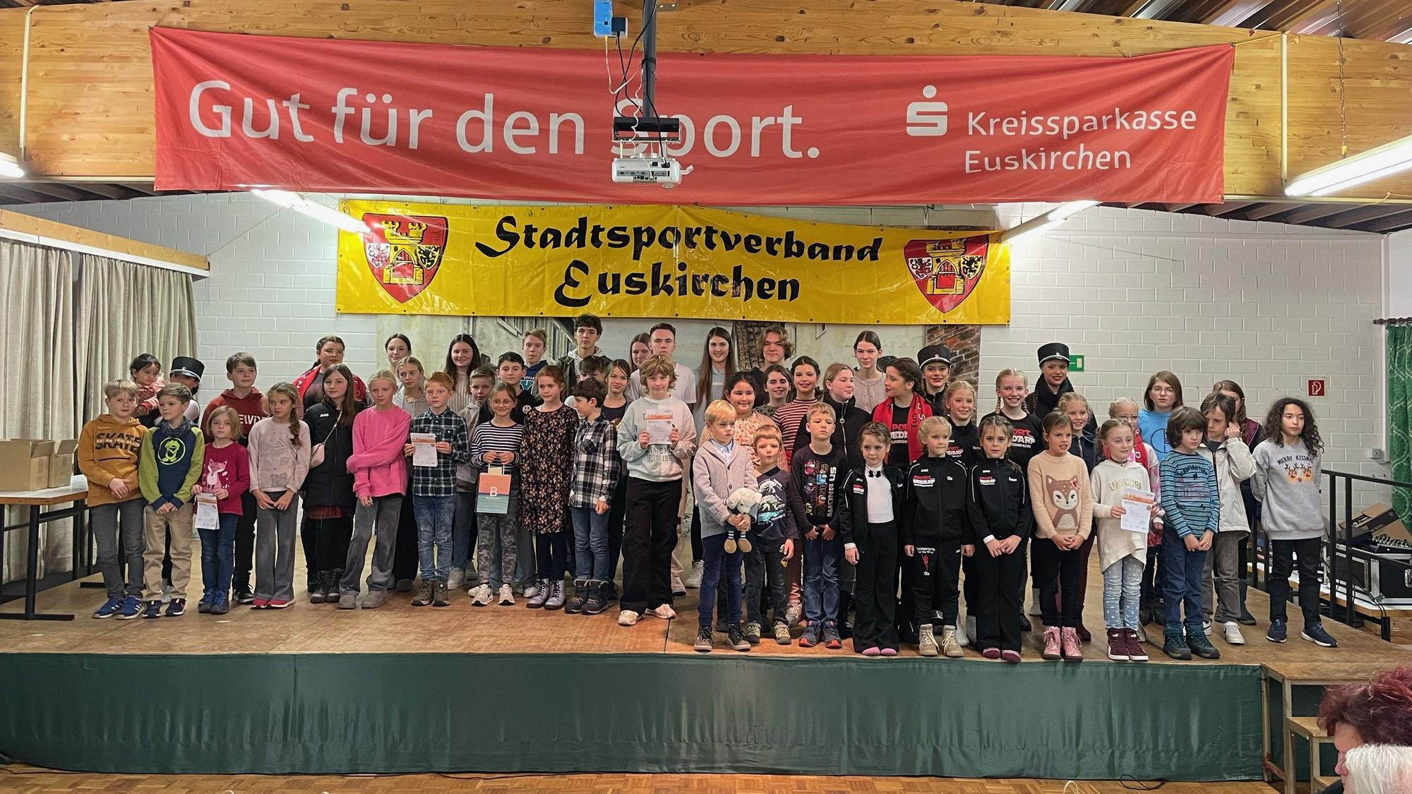 Das Bild zeigt zahlreiche junge Sportler auf der Bühne in der Schützenhalle in Kuchenheim.