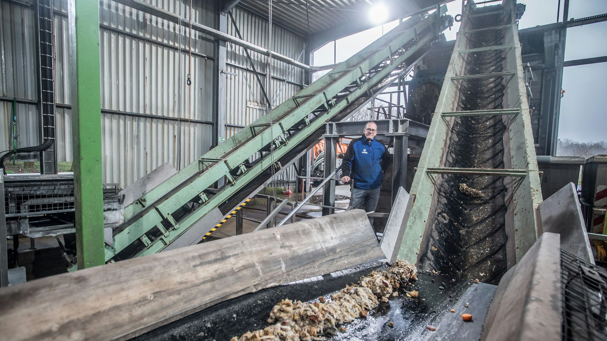 Werner Pöllinger steht in der Kläranlage des Wupperverbands in Bürrig.