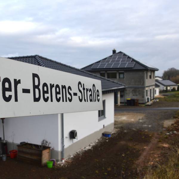 Blick auf das Schild mit der Aufschrift Pfarrer-Berens-Straße.