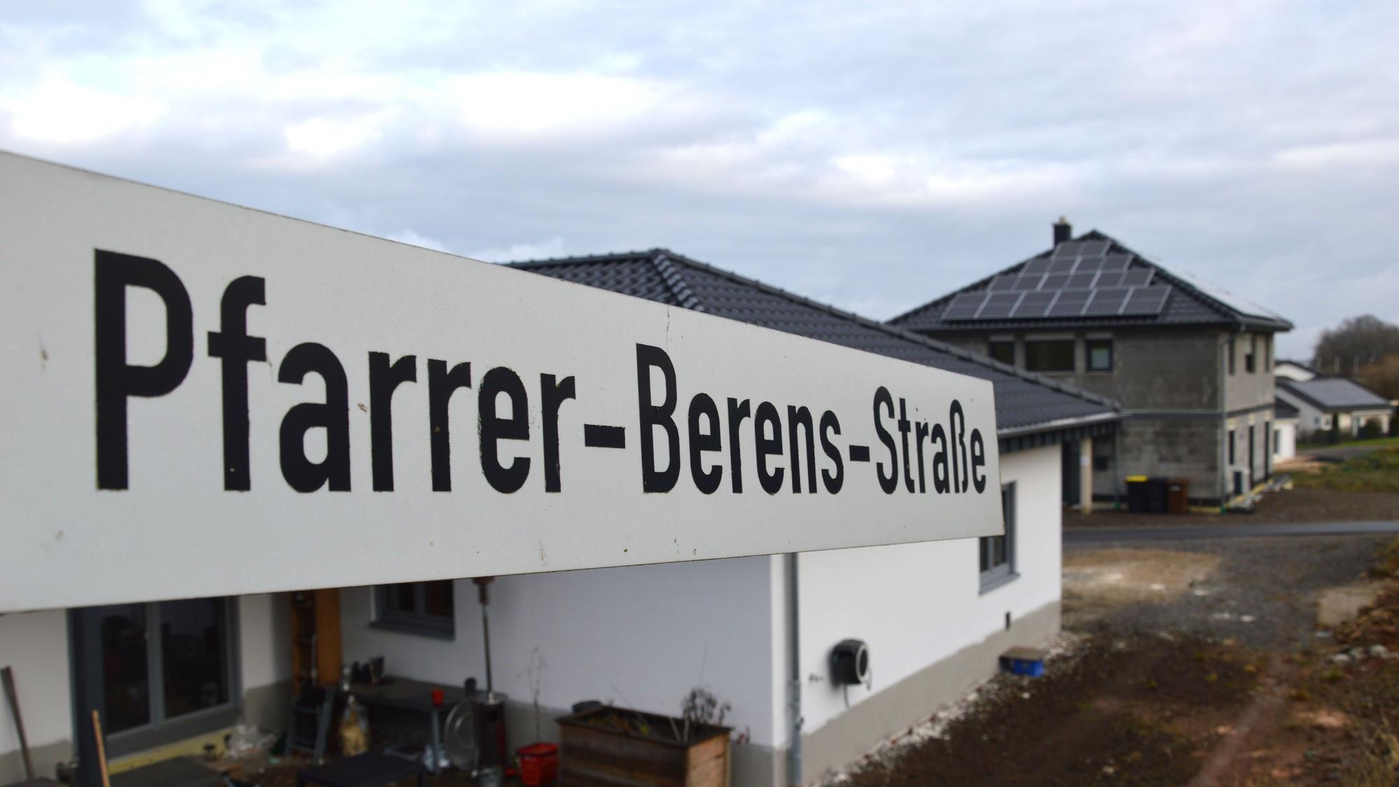 Blick auf das Schild mit der Aufschrift Pfarrer-Berens-Straße.