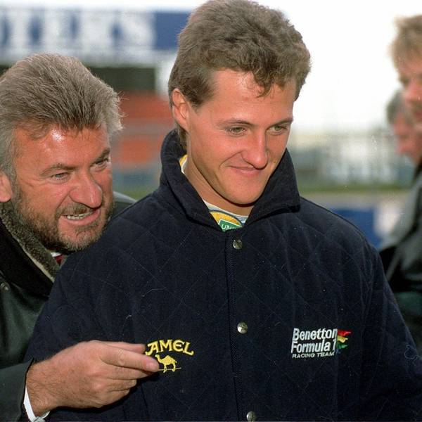 Schumacher-Manager Willi Weber ist auf dem Archivbild von 1995 im Gespräch mit Formel 1-Pilot Michael Schumacher.