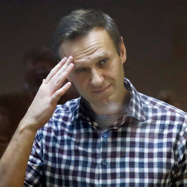 Alexej Nawalny, russischer Oppositionsführer, steht während seiner Verhandlung hinter einer Glasscheibe. Das Rätsel um das Verschwinden von Nawalny ist auch nach gut einer Woche ungelöst.