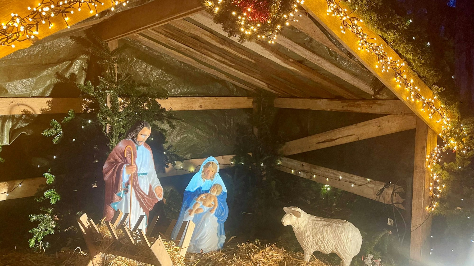 Eine große, beleuchtete Krippe mit Figuren.