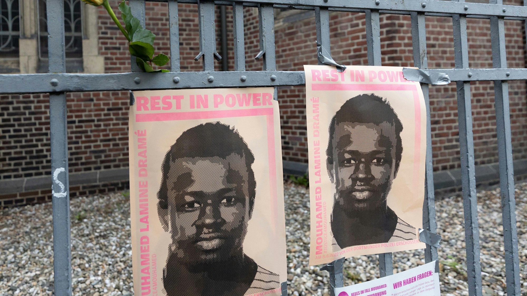 Am Jahrestag von Polizeischüssen auf einen 16-Jährigen an einer Mahnwache in der Nähe des Einsatzortes erinnern Plakate an den Getöteten. (Archivbild)