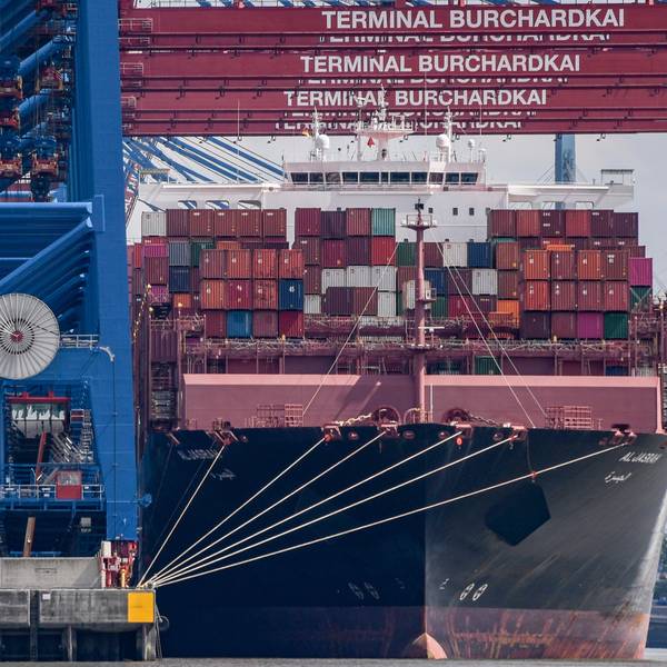 Der Containerfrachter «Al Jasrah» wird am Terminal Burchardkai entladen.