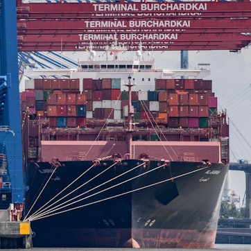 Der Containerfrachter «Al Jasrah» wird am Terminal Burchardkai entladen.