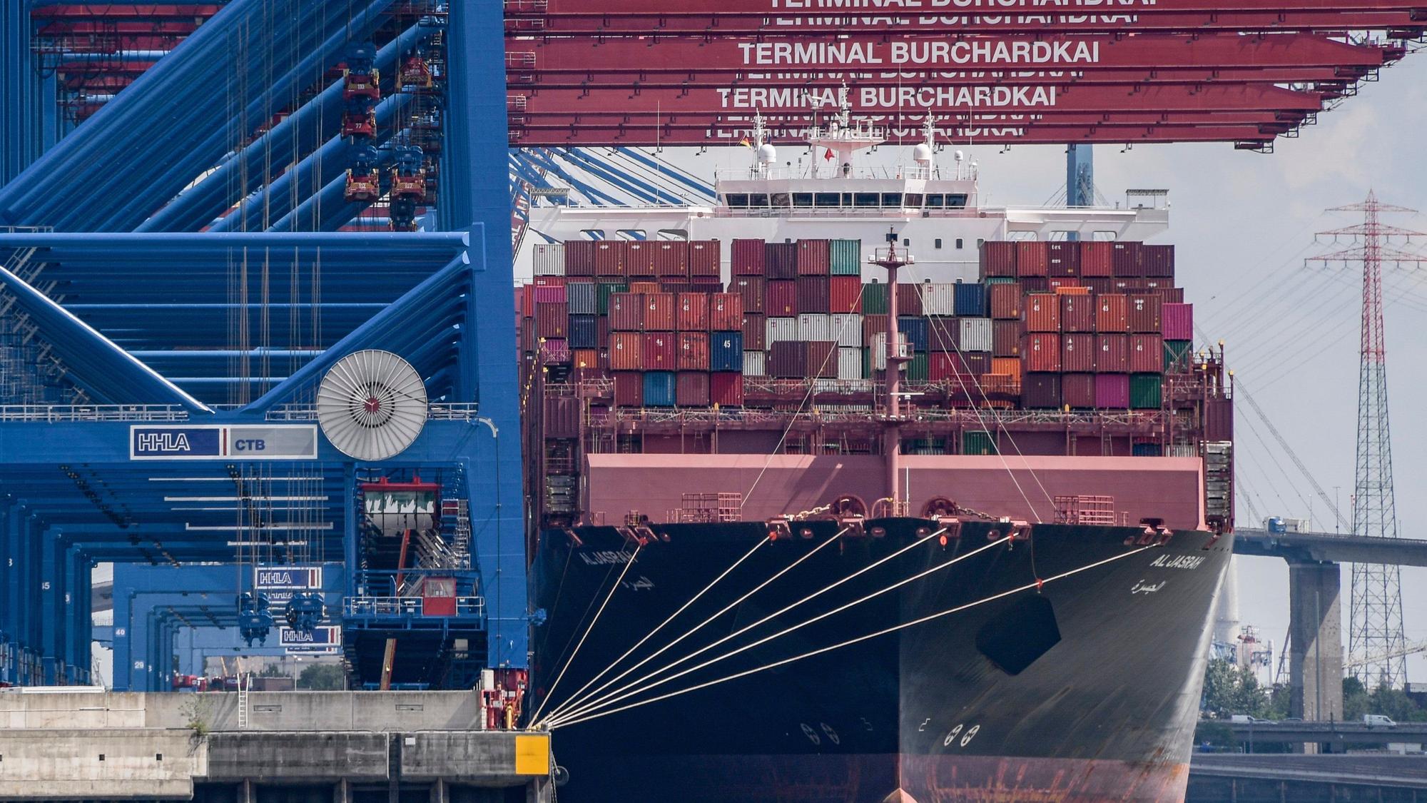 Der Containerfrachter «Al Jasrah» wird am Terminal Burchardkai entladen.