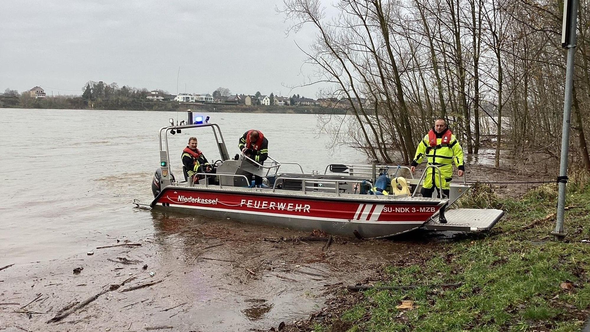 Spaziergänger meldeten am Rheidter Werthchen eine leblose Person im Wasser, sie stellte sich als lebensgroße Puppe heraus.