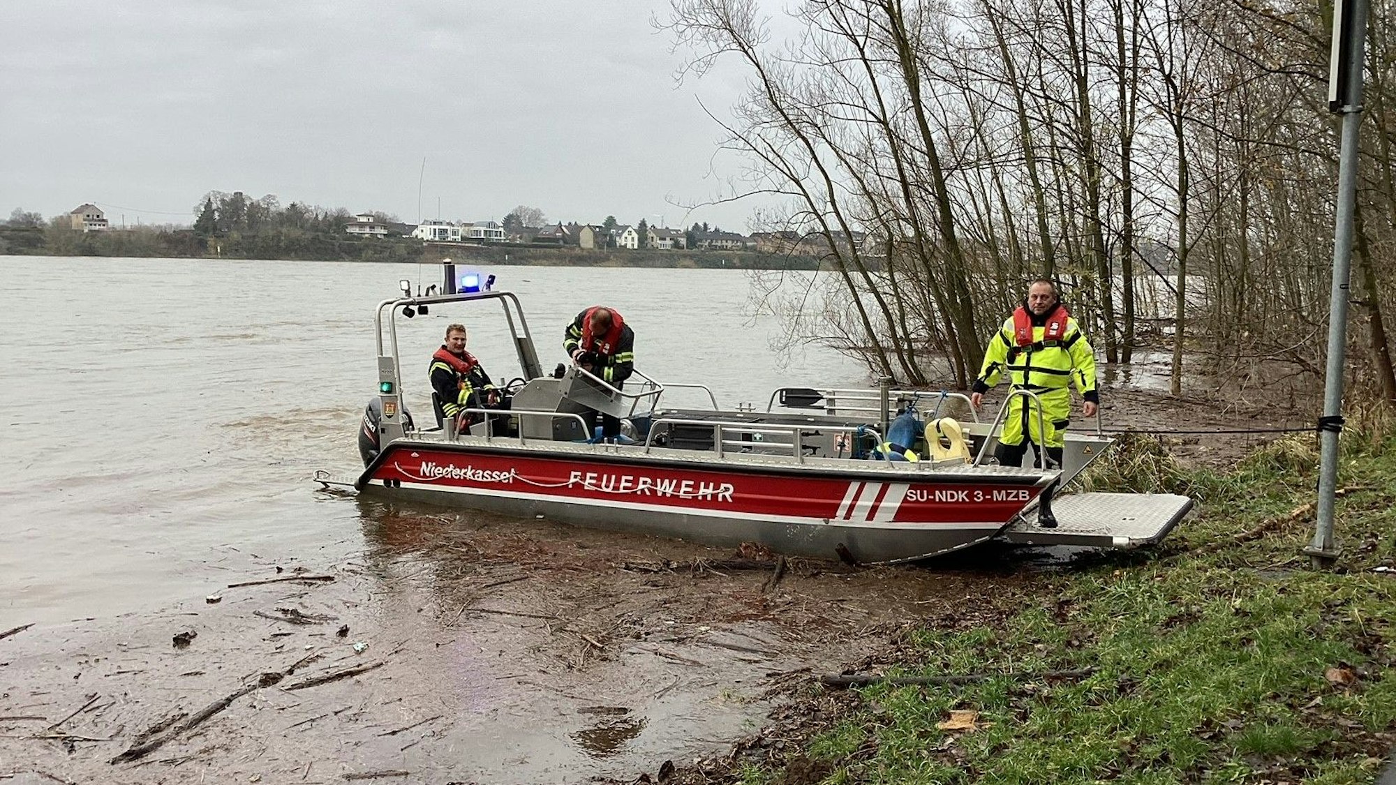 Spaziergänger meldeten am Rheidter Werthchen eine leblose Person im Wasser, sie stellte sich als lebensgroße Puppe heraus.