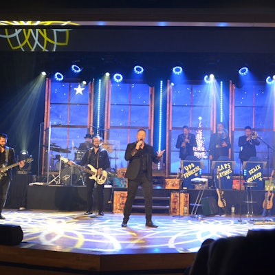 Die Band „Höhner“ steht auf der festlich beleuchteten Bühne des Euskirchener Stadttheaters.