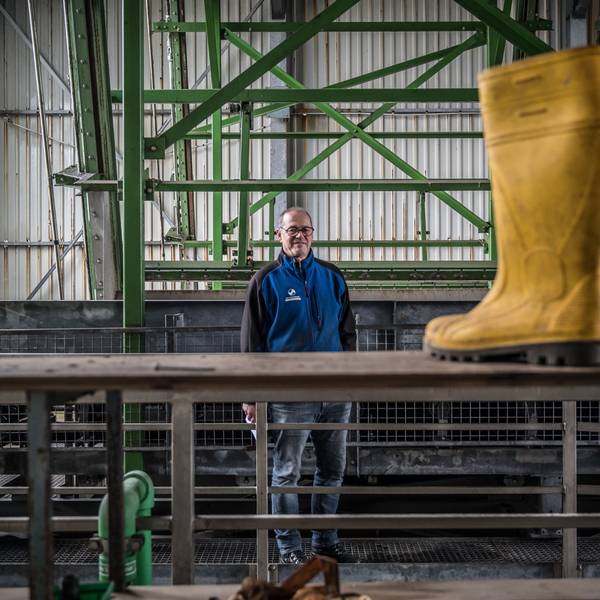 In der Kläranlage des Wupperverbands in Bürrig steht Werner Pöllinger.