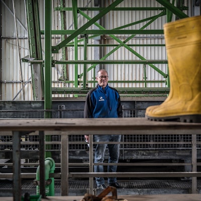 In der Kläranlage des Wupperverbands in Bürrig steht Werner Pöllinger.
