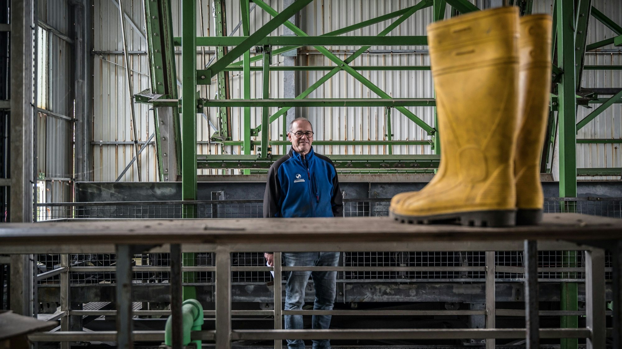 In der Kläranlage des Wupperverbands in Bürrig steht Werner Pöllinger.
