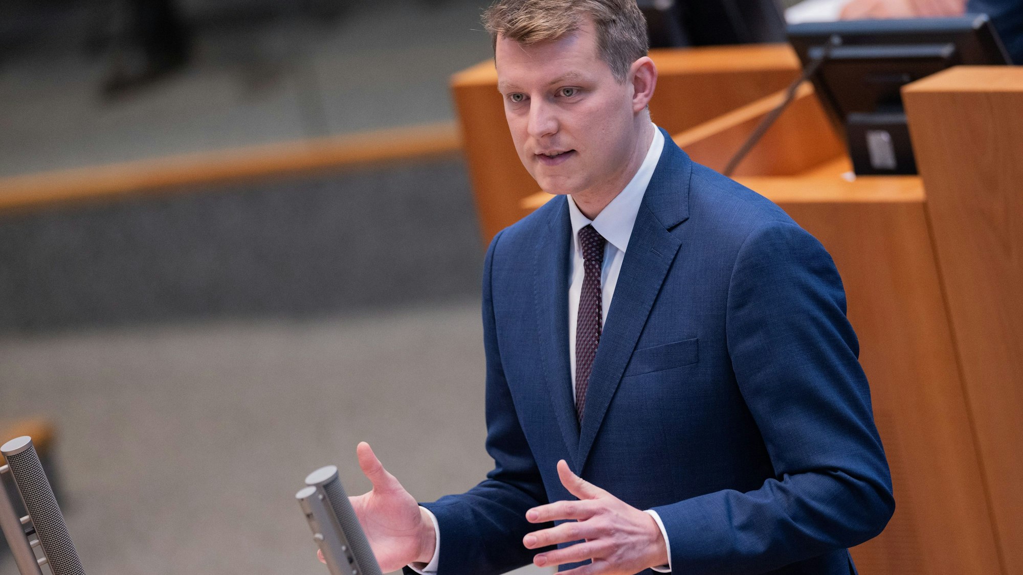 Henning Höne (FDP), Fraktionsvorsitzender, spricht während der aktuellen Stunde im Landtag.