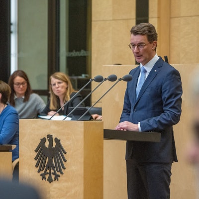 Hendrik Wüst (CDU), Ministerpräsident von Nordrhein-Westfalen, spricht im Bundesrat.