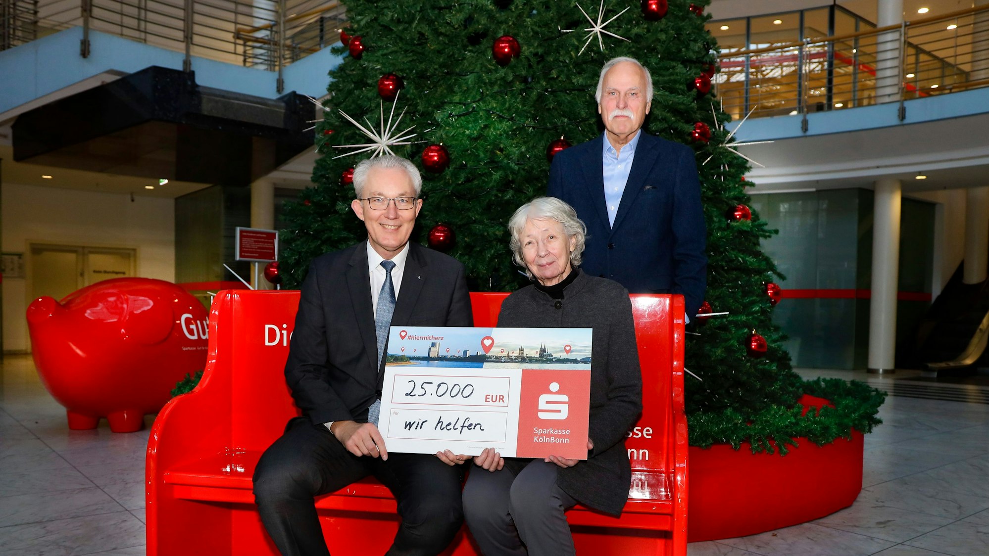 Ulrich Voigt (Vorstandvorsitzender der Stadtsparkasse Köln-Bonn überreicht Hedwig Neven DuMont („wir helfen“-Vorsitzende) und Karl-Heinz Goßmann („wir helfen“-Geschäftsführer) einen symbolischen Scheck über 25.000 Euro.