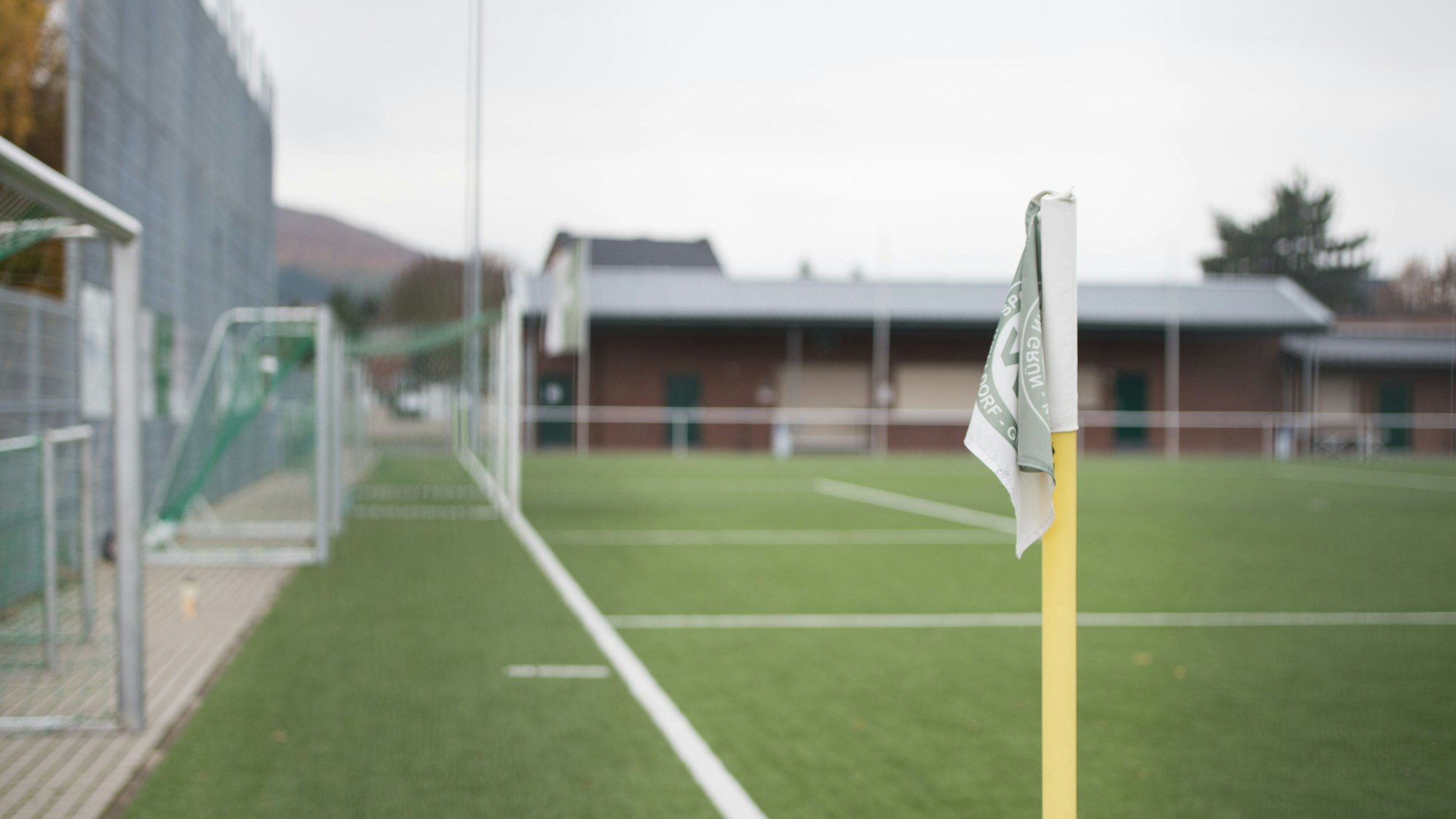 Blick auf einen Fußballplatz.