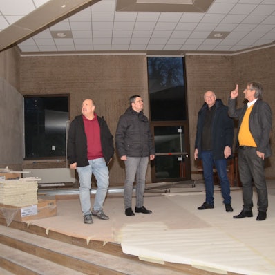 Den Blick nach oben und nach vorne richten im Morsbacher Gertrudisheim Architekt Werner Schumacher (rechts) und der Vorstand des Trägervereins mit (von links) Geschäftsführer Olaf Bernatzki, Kassierer Jörg Bukowski und dem Vorsitzenden Michael Dietershagen. Auf dem Foto steht die Gruppe auf der künftigen Bühne