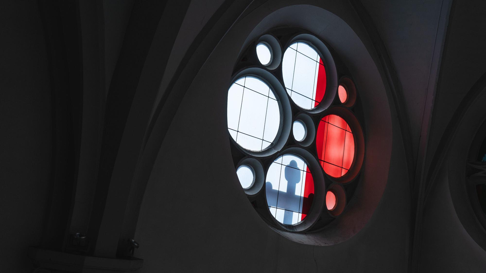 Zu sehen ist das Fenster einer Kirche.