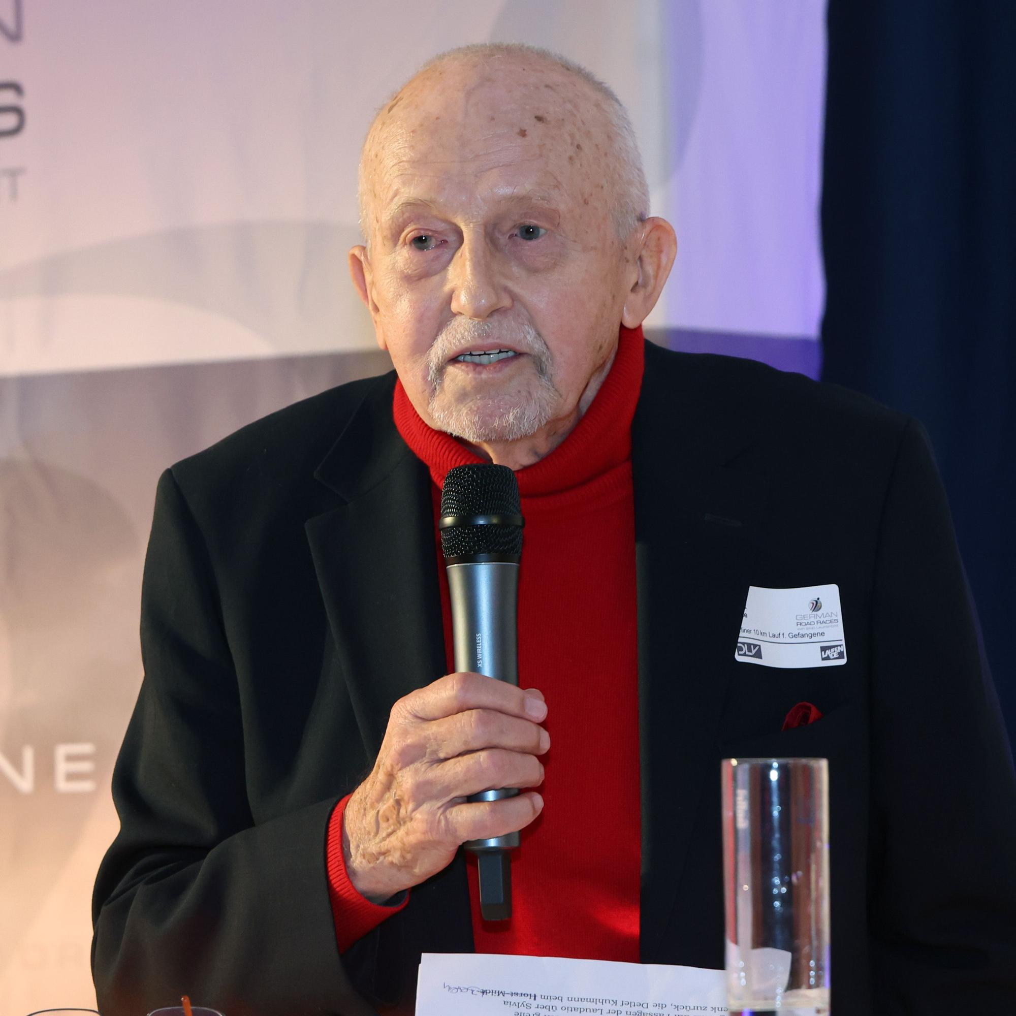 Horst Milde am Mikrofon
