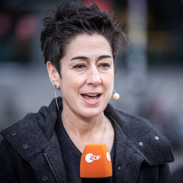 Moderatorin Dunja Hayali ist beim ZDF-"Morgenmagazin" vor Ort am Berliner Hauptbahnhof.